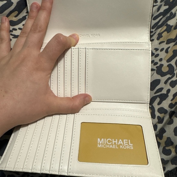 100% AUTHENTIC MICHEAL KORS JET SET TRAVEL LARGE TRIFOLD WALLET🎊 - Picture 2 of 6